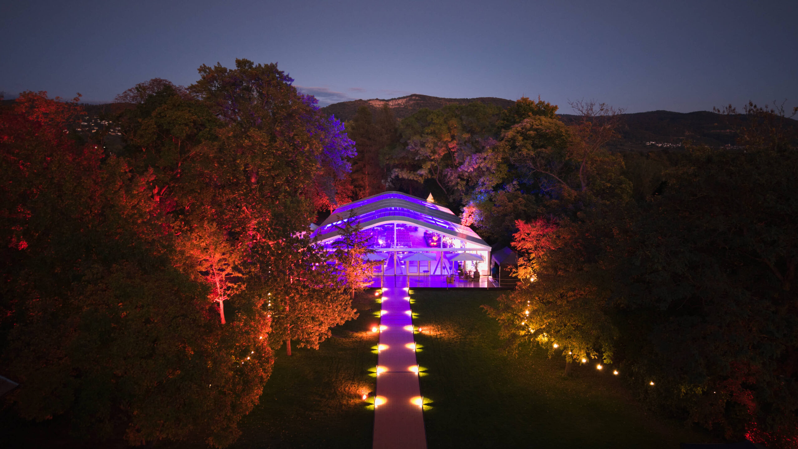 900 qm großes Festzelt im Park