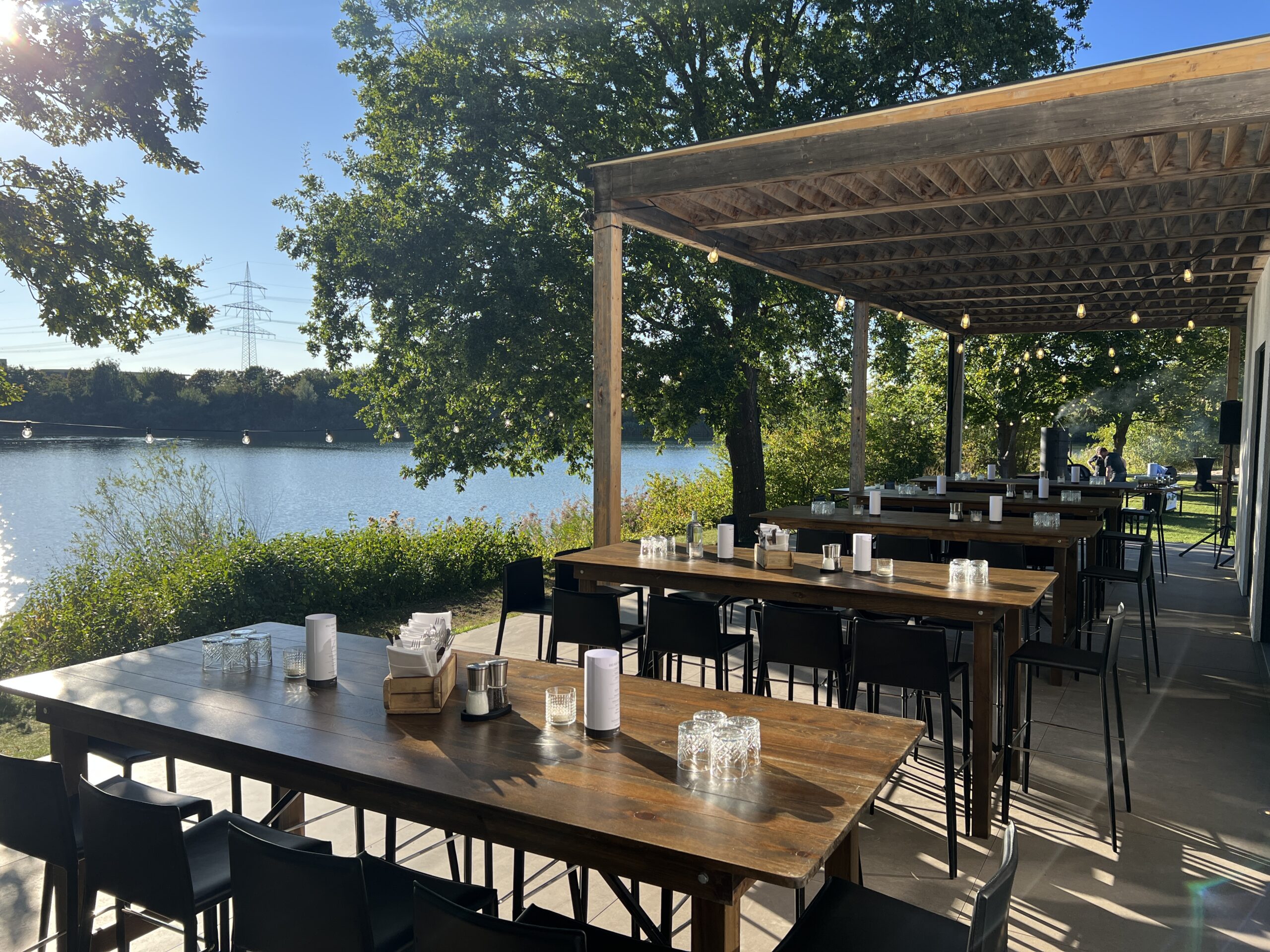 Feiern auf der Terrasse mit Blick auf den See